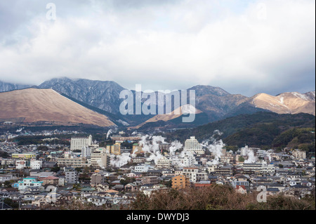 Dampf steigt aus heißen Quellen in der Stadt Yufuin, Yufu, Oita Präfektur, Japan Stockfoto