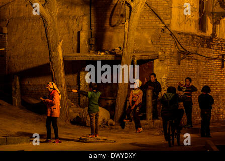 Kashgar, Chinas Xinjiang Uygur Autonome Region. 14. März 2014. Kinder spielen in der alten Stadt Zone von Kashgar, Nordwesten Chinas Xinjiang Uygur Autonome Region, 14. März 2014. © Zhao Ge/Xinhua/Alamy Live-Nachrichten Stockfoto