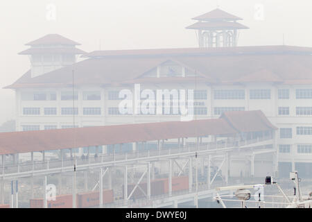 14. März 2014. P & O Arcadia Ankunft in Port Klang Cruise Centre. Malaysien.  Liegt im Smog verursachten Bränden Wälder in Indonesien, werden große Flächen des Waldes verbrannt, Sie löschen das Land verursacht massive Bereiche von Smog und Rauch über Hunderte von Meilen in Malaysia und Singapur. Stockfoto