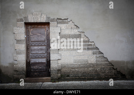 Eine alte Tür, Wand und Crepi Wand sind in St. Augustine, Florida abgebildet. Stockfoto