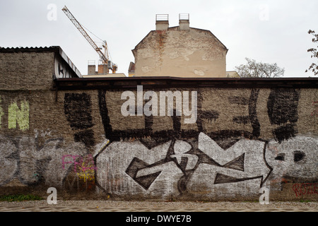 Berlin, Deutschland, besprüht mit Graffiti Grundstuecksmauer in Berlin - Lichtenberg Stockfoto