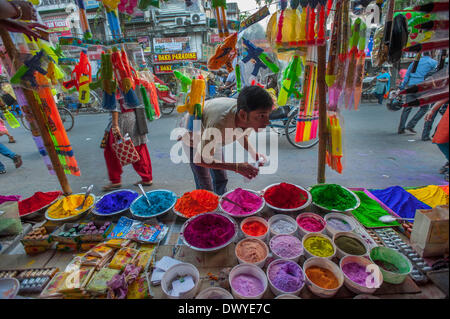 Kalkutta, Indien. 14. März 2014. Ein indischer Verkäufer ordnet Farbpulver vor dem Holi Festival in Kalkutta, Hauptstadt des östlichen indischen Bundesstaat Westbengalen, Indien, am 14. März 2014. Vasantotsav feiert man in den Rest von Indien als "Holi" oder das Fest der Farben, das am 16. März dieses Jahres stattfindet. Bildnachweis: Tumpa Mondal/Xinhua/Alamy Live-Nachrichten Stockfoto