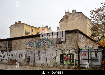 Berlin, Deutschland, besprüht mit Graffiti Grundstuecksmauer in Berlin - Lichtenberg Stockfoto