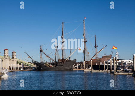 El Galeon Andalusien und Nao Victoria Replik Schiffe sind abgebildet in St. Augustine, Florida Stockfoto