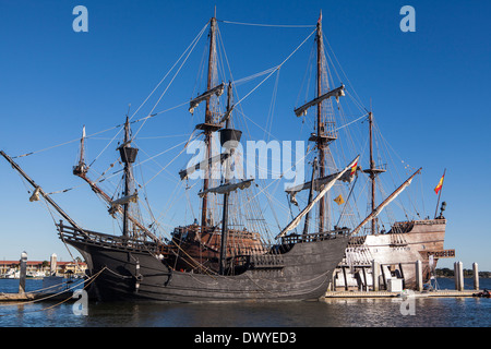 El Galeon Andalusien und Nao Victoria Replik Schiffe sind abgebildet in St. Augustine, Florida Stockfoto