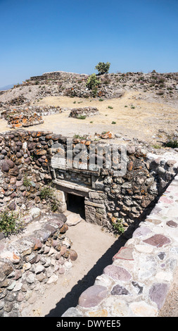 versunkene Eingang zum Grab mit Stein Mosaik Fries über dem Türsturz auf Hügel unter Terrasse 1 in den Ruinen der antiken Stadt von Yagul Oaxaca Stockfoto