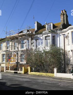 Verfallene überwachsenen Terrassenhaus in Hastings East Sussex UK Stockfoto