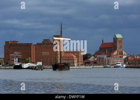 Wismar, Deutschland, mit Blick auf den Hafen und die Kirche des Heiligen Nikolaus Stockfoto