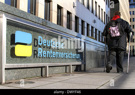 Berlin, Deutschland, eine Frau auf Krücken auf dem Weg zum deutschen Pension Berlin-Brandenburg Stockfoto