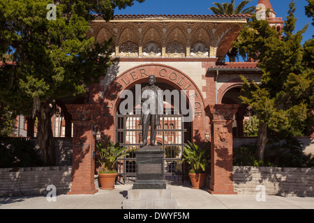 Abgebildet ist eine Skulptur von Henry Morrison Flagler vor Ponce de Leon Halle von Flagler College in St. Augustine, Florida Stockfoto