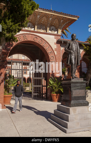 Abgebildet ist eine Skulptur von Henry Morrison Flagler vor Ponce de Leon Halle von Flagler College in St. Augustine, Florida Stockfoto