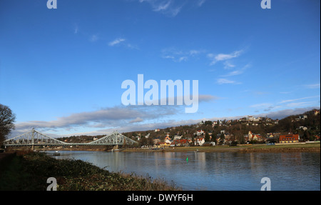 Dresden, Deutschland, mit Blick auf den Stadtteil Loschwitz und das blaue Wunder an der Elbe Stockfoto