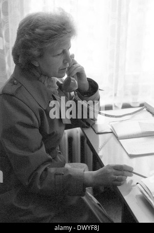 Berlin, DDR, Frau sitzt an einem Schreibtisch und einem Telefon Stockfoto