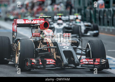 Melbourne, Victoria, Australien. 15. März 2014. 15. März 2014: Pastor Maldonado (VEN) aus dem Lotus F1 Team bereitet sich auf die Boxengasse Training drei bei den 2014 Australian Formula One Grand Prix im Albert Park in Melbourne, Australien zu verlassen. Sydney Low/Cal Sport Media/Alamy Live-Nachrichten Stockfoto