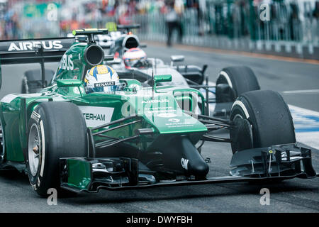 Melbourne, Victoria, Australien. 15. März 2014. 15. März 2014: Marcus Ericsson (SWE) aus dem Caterham F1 Team bereitet sich auf die Boxengasse Training drei bei den 2014 Australian Formula One Grand Prix im Albert Park in Melbourne, Australien zu verlassen. Sydney Low/Cal Sport Media/Alamy Live-Nachrichten Stockfoto