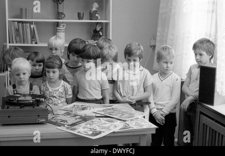 Berlin, DDR, Kinder hören im Kindergarten eine LP Stockfoto