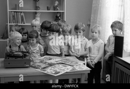 Berlin, DDR, Kinder hören im Kindergarten eine LP Stockfoto