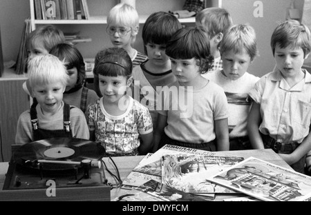 Berlin, DDR, Kinder hören im Kindergarten eine LP Stockfoto