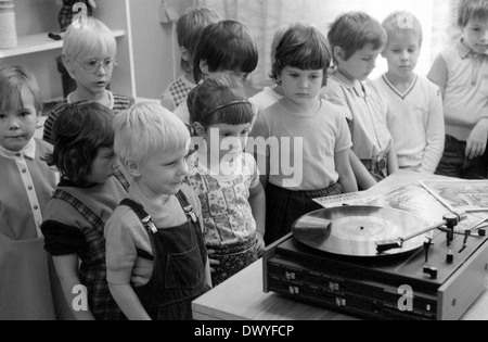 Berlin, DDR, Kinder hören im Kindergarten eine LP Stockfoto