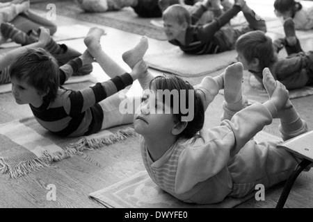 Berlin, DDR, Kinder tun Yoga in einem kindergarten Stockfoto