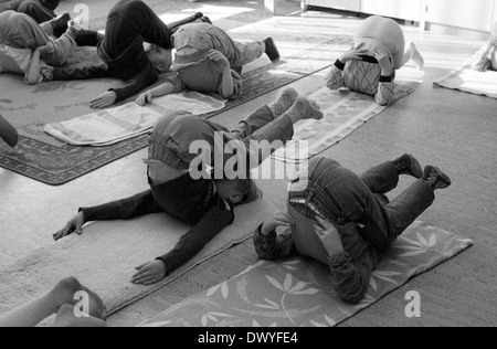 Berlin, DDR, Kinder tun Yoga in einem kindergarten Stockfoto