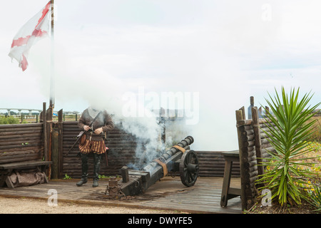 Eine Reenactor betreibt eine Kanone in St. Augustine Brunnen der Jugend archäologischen Park Stockfoto