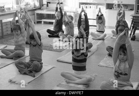 Berlin, DDR, Kinder tun Yoga in einem kindergarten Stockfoto