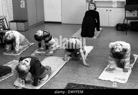 Berlin, DDR, Kinder tun Yoga in einem kindergarten Stockfoto