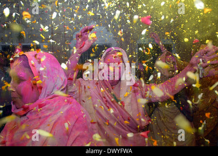 Vrindavan, Indien. 14. März 2014. Indisch-hinduistischen Witwen werfen Farbpulver sich gegenseitig im Rahmen der Holi Feierlichkeiten im Meera Sahbhagini Ashram in Vrindavan, Indien, 14. März 2014. Die Witwen, von denen zeitweise, die, die viele verzweifelte Leben in den Straßen von der Tempelstadt gelebt haben, feierte das Festival im Jahrhunderte alten Ashram. Nach ihres Mannes Tod haben die Frauen von ihren Familien verbannt worden, dafür angeblich Pech, die Stadt, wo Anhänger glauben, dass Lord Krishna geboren wurde. Bildnachweis: Stringer/Xinhua/Alamy Live-Nachrichten Stockfoto