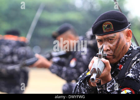 Quezon City, Philippinen. 15. März 2014. Scout Rangers aus der Streitkräfte der Philippinen (AFP) Teilnahme an der Fähigkeit Demonstration während der 102. Geburtstag von der Reserve Officers' Training Corps (ROTC) im Camp Aguinaldo in Quezon City, Philippinen, 15. März 2014. Bildnachweis: Rouelle Umali/Xinhua/Alamy Live-Nachrichten Stockfoto