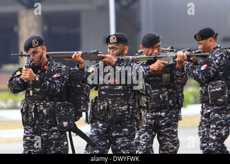 Quezon City, Philippinen. 15. März 2014. Scout Rangers aus der Streitkräfte der Philippinen (AFP) Teilnahme an der Fähigkeit Demonstration während der 102. Geburtstag von der Reserve Officers' Training Corps (ROTC) im Camp Aguinaldo in Quezon City, Philippinen, 15. März 2014. Bildnachweis: Rouelle Umali/Xinhua/Alamy Live-Nachrichten Stockfoto