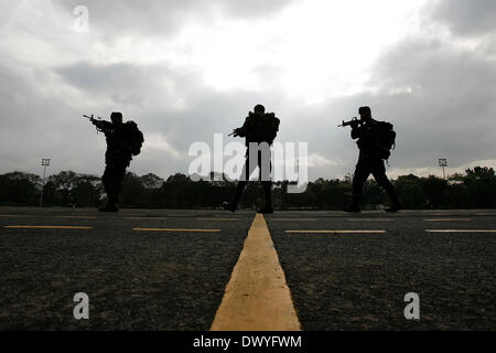 Quezon City, Philippinen. 15. März 2014. Scout Rangers der Streitkräfte der Philippinen (AFP) Teilnahme an der Fähigkeit Demonstration während der 102. Geburtstag von der Reserve Officers' Training Corps (ROTC) im Camp Aguinaldo in Quezon City, Philippinen, 15. März 2014. Bildnachweis: Rouelle Umali/Xinhua/Alamy Live-Nachrichten Stockfoto