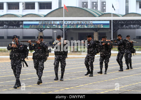 Quezon City, Philippinen. 15. März 2014. Scout Rangers aus der Streitkräfte der Philippinen (AFP) Teilnahme an der Fähigkeit Demonstration während der 102. Geburtstag von der Reserve Officers' Training Corps (ROTC) im Camp Aguinaldo in Quezon City, Philippinen, 15. März 2014. Bildnachweis: Rouelle Umali/Xinhua/Alamy Live-Nachrichten Stockfoto