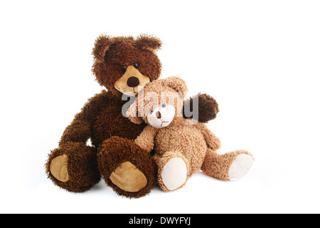 Zwei Teddybären, größere und kleinere, nahe beieinander sitzen, wie sie am besten Freunde sind. Stockfoto