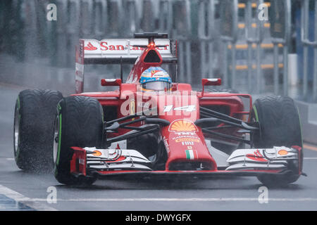 Melbourne, Victoria, Australien. 15. März 2014. 15. März 2014: Fernando Alonso (ESP) von der Scuderia Ferrari Team bereitet sich auf die Boxengasse für die Top-10-Sitzung in der Qualifikation bei den 2014 Australian Formula One Grand Prix im Albert Park in Melbourne, Australien zu verlassen. Sydney Low/Cal Sport Media/Alamy Live-Nachrichten Stockfoto