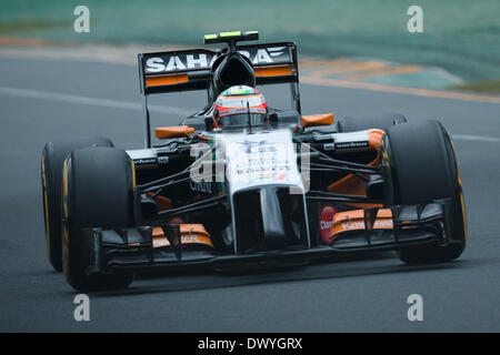 Melbourne, Victoria, Australien. 15. März 2014. 15. März 2014: Sergio Perez (MEX) aus der Sahara Force India F1 Team Ausgänge schalten 17 im Zeittraining an die 2014 Australian Formula One Grand Prix im Albert Park in Melbourne, Australien. Sydney Low/Cal Sport Media/Alamy Live-Nachrichten Stockfoto