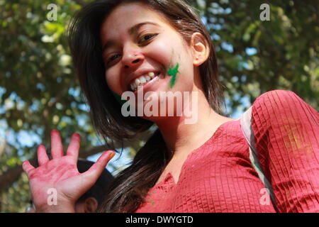 Bailey Road, Patna, Bihar, Indien, 14. März 2014. Magadh Mahila College-Studenten feiern Holi Mailand vor Holi, hinduistische Festival der Farbe. Bildnachweis: Rupa Ghosh/Alamy Live-Nachrichten. Stockfoto