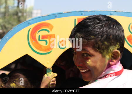 Bailey Road, Patna, Bihar, Indien, 14. März 2014. Glückliche Schüler zurück von der Schule nach dem Spiel Holi, hinduistische Festival der Farbe. Bildnachweis: Rupa Ghosh/Alamy Live-Nachrichten. Stockfoto