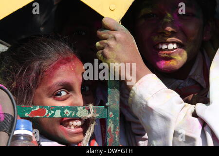 Bailey Road, Patna, Bihar, Indien, 14. März 2014. Glückliche Schüler zurück von der Schule nach dem Spiel Holi, hinduistische Festival der Farbe. Bildnachweis: Rupa Ghosh/Alamy Live-Nachrichten. Stockfoto