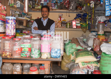 1 indische Ladenbesitzer stehen im Shop Stockfoto