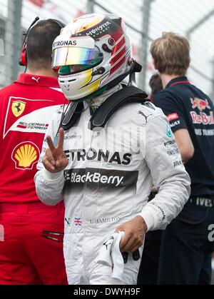 Melbourne, Australien. 15. März 2014. Mercedes Formel1-Fahrer Lewis Hamilton von Großbritannien feiert nach der Einnahme von der Pole-Position nach dem Qualifying für das australische Formel Eins Grand Prix in Melbourne, Australien, 15. März 2014. Bildnachweis: Bai Xue/Xinhua/Alamy Live-Nachrichten Stockfoto