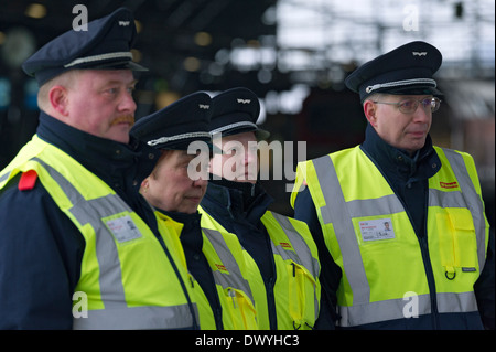 Berlin, Deutschland, Präsentation des neuen gelben Signals westlich der DB Sicherheit GmbH Stockfoto