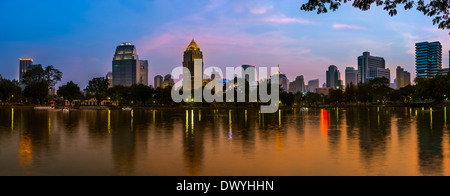 Nachtleben von Bangkok Skyline in der Abenddämmerung vom Lumphini-Park Stockfoto