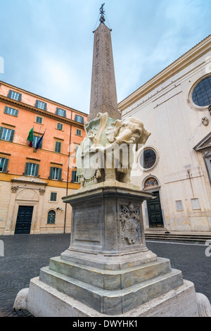 Elefant von Lorenzo Bernini mit ägyptischen Obelisken vor der Kirche Santa Maria Minerva im Zentrum von Rom - Italia Stockfoto