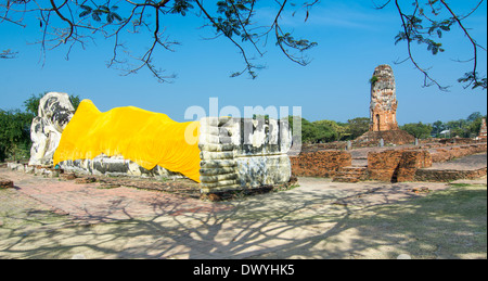 Phra Budhasaiyart, einen riesigen liegenden Buddha-Statue befindet sich in den Ruinen des Wat Lokayasutharam, Ayutthaya, Thailand Stockfoto