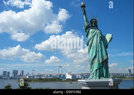 Freiheitsstatue und Regenbogen-Brücke, Odaiba, Tokyo, Japan Stockfoto
