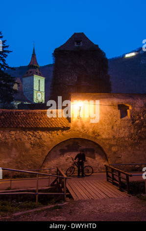 Nachtansicht von Brasov hinter den Mauern der Zitadelle Stockfoto