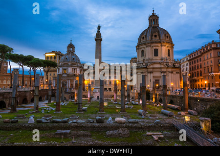 Imperial Forum, Traian Spalte und die Kirche Santa Maria di Loreto in Rom, Italien Stockfoto