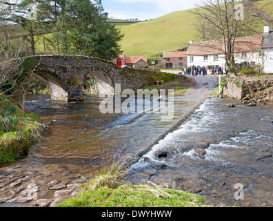 Brücke über Badgworthy Wasser Fluss, Lorna Doone Farm, Malmsmead, Exmoor National Park, Devon, England, UK Stockfoto