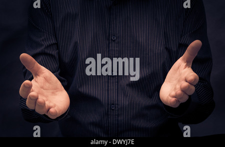Mann während einer Rede Gestikulieren oder etwas zeigen Stockfoto